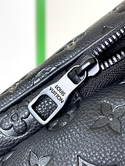 Mochila Louis Vuitton em couro preto na internet