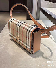 Bolsa Burberry acabamento em couro na internet