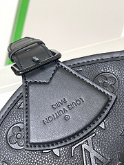 Mochila Louis Vuitton em couro preto - Elegância e Você