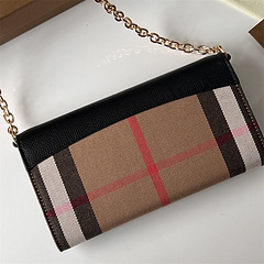 Bolsa Carteira Burberry com acabamento em couro alça corrente