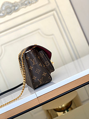 Bolsa Louis Vuitton Fecho em metal LV