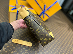 Bolsa Louis Vuitton alça em couro monogram