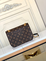 Bolsa Louis Vuitton Fecho em metal LV - comprar online