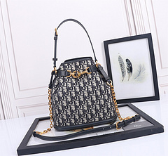 Bolsa Christian Dior Cest monogram na internet