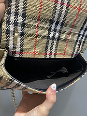 Bolsa Burberry Alça de corrente na internet