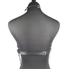 Conjunto de arnês em couro e correntes para corpo feminino