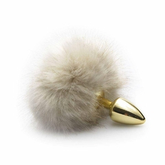 Plug em metal Dourado com pompom branco - comprar online