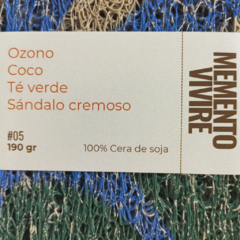 Vela de soja #05 con fragancia a Ozono, Coco, Té verde y Sándalo cremoso, en envase de vidrio.