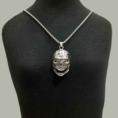 collar de hombre calavera