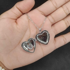 Imagen de collar con dije corazon porta foto acero dorado y plateado