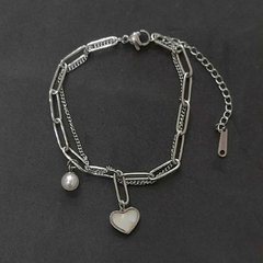 Pulsera de acero quirúrgico con dijes de corazón y perla