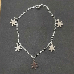 Pulsera de acero quirúrgico con dijes de asteriscos