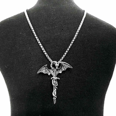 collar de hombre dragon ,espada