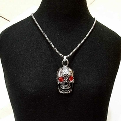 collar de hombre calavera de ojos rojos