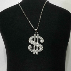 collar de hombre simbolo de dinero