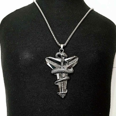 collar de hombre con serpiente