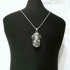 collar de hombre calavera