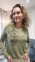 Blusa TShirt Me em malha lisa verde com bordado floral