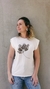 Blusa TShirt Me em malha lisa off white com gola de retilínea e estampa floral - comprar online