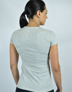 REMERA MUJER GREY DUAL POWER V - comprar online