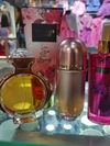 KIT 06 DÍA MADRE (212 VIP ROSE 80 ML + OLYMPEA 80 ML + SPLASH VICTORIA SECRET 120 ML + CREMA VICTORIA SECRET 200ML) PERFUMES DAMA