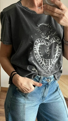 Remera Corazón IHS - El Baúl de Lola