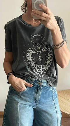 Remera Corazón IHS