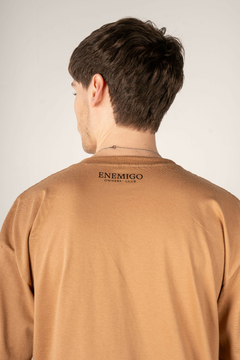 REMERA "ENEMIGO - OWNER'S CLUB" - Desert Camel - comprar online