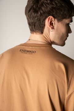 REMERA "ENEMIGO - OWNER'S CLUB" - Desert Camel - Enemigo