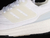 Las adidas Ultra Boost Light Cloud White Crystal White GY9352 son la elección perfecta para aquellos que buscan una zapatilla versátil y cómoda. Disfruta de la máxima amortiguación y estilo en un diseño puro y elegante.