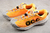 Las Nike ACG Mountain Fly 2 Low Laser Orange DV7903-800 son la elección perfecta para aquellos que buscan una zapatilla que combine estilo y rendimiento. Libera tu espíritu aventurero con este modelo lleno de energía.