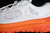 Las Nike ACG Mountain Fly 2 Low Summit White Safety Orange DV7903-100 son más que unas zapatillas, son tu compañero de aventuras. Descubre la versatilidad y comodidad de este modelo icónico.