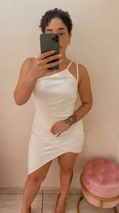 vestido branco com ponta lateral