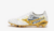 Imagem do Chuteira Mizuno Morelia Branco com detalhe Amarelo Edição Lobo/Leão