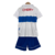 Kit Infantil Universidad Católica I Under Armour 23/24 - Branco com detalhes em azul e vermelho - comprar online