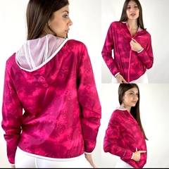 Campera rompeviento con capucha - Estampada fuscia - Yazuka - comprar online