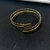 Bracelete superior dourado ramo de folha