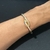 Bracelete dourado entrelaçado