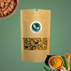 Embalagem de Granola Madame Canella Cúrcuma e Amêndoas 250g com ingredientes naturais, incluindo amêndoas e cúrcuma.