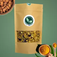 Embalagem de granola Madame Canella de cúrcuma e amêndoas, com ingredientes visíveis, como amêndoas e cúrcuma em pó.