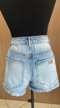 Shorts jeans detalhe em brilho nos bolsos na internet