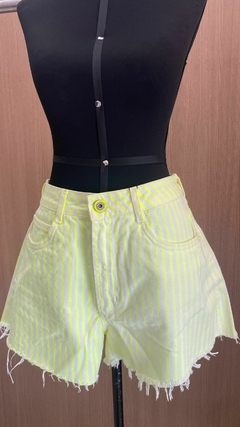 Shorts jeans amarelo