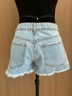 Shorts jeans com detalhes na internet