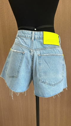 Shorts jeans detalhes em flor - comprar online