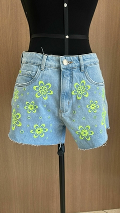 Shorts jeans detalhes em flor