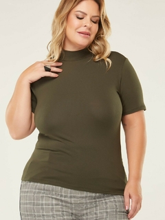 T-shirt Viscolycra com gola - Verde Militar - Plus Size - Gato e Vírgula