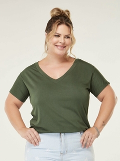 T-shirt Viscolycra com "gola V" Verde Plus Size na internet