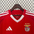 Camisa vermelha do Benfica I 2024/25, modelo masculino da Adidas, com detalhes em branco e logo do patrocinador Emirates.