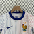 Uniforme infantil da seleção da França 2024/2025, composto por camisa branca com listras e calção azul, da Nike.