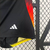 Calção masculino da seleção da Alemanha, modelo II 2024/25, na cor preta, com detalhes em vermelho e amarelo, e logo da Adidas.